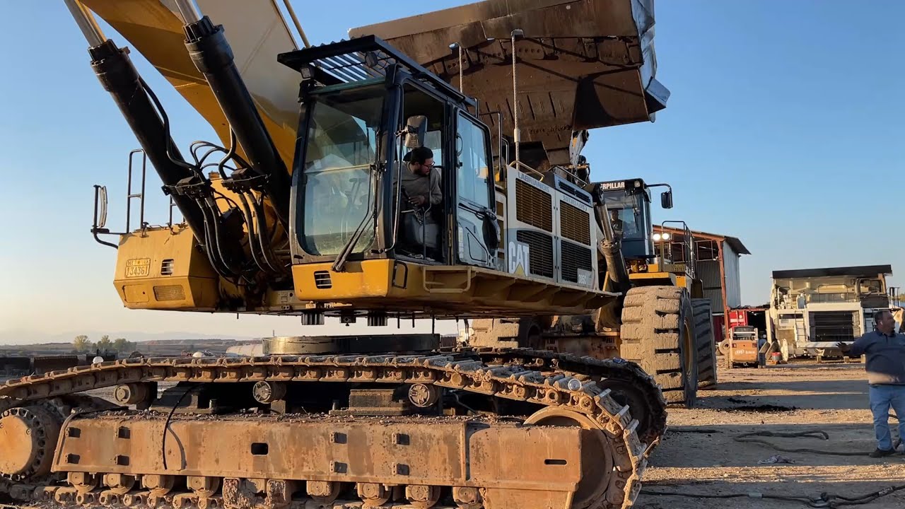 Cutting In Half The Caterpillar 385C Excavator Changing The Rotation Ring - Sotiriadis/Labrianidis