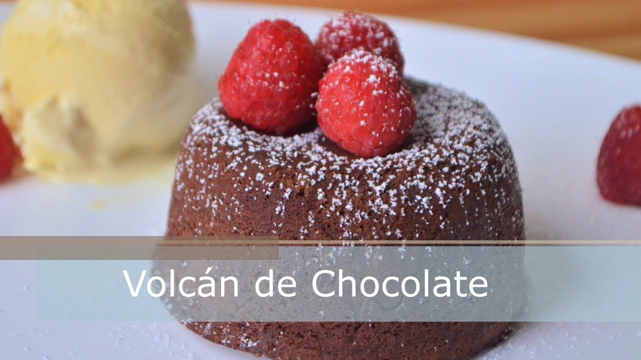 Volcán de Chocolate (Chocolate Lava Cake) | Aldo Hernández