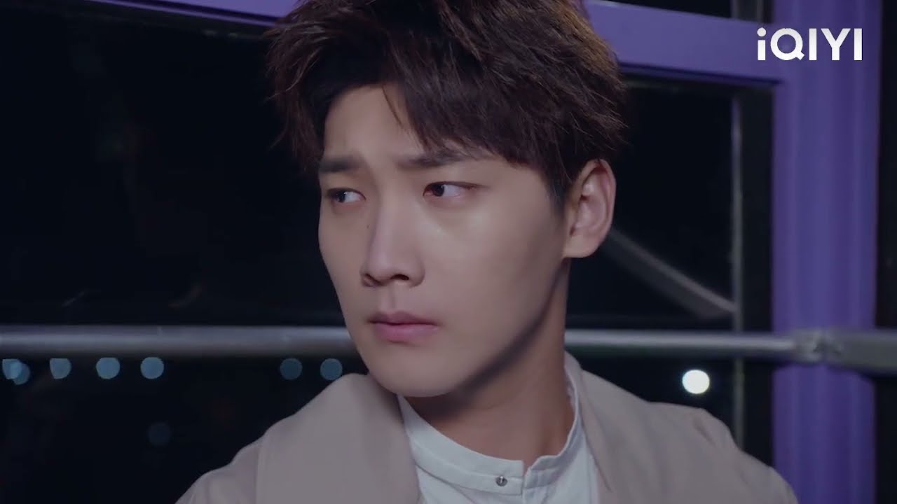 Генеральный директор целует Золушку на колесе обозрения