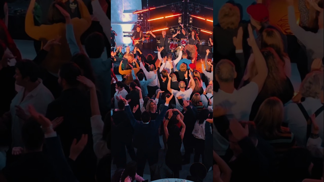 Așa arată când Jukebox & Julie Mayaya încep show-ul 🎶💃🕺🥳 💫🎉 #PartyPerfect #TrupaJukebox #JulieMayaya