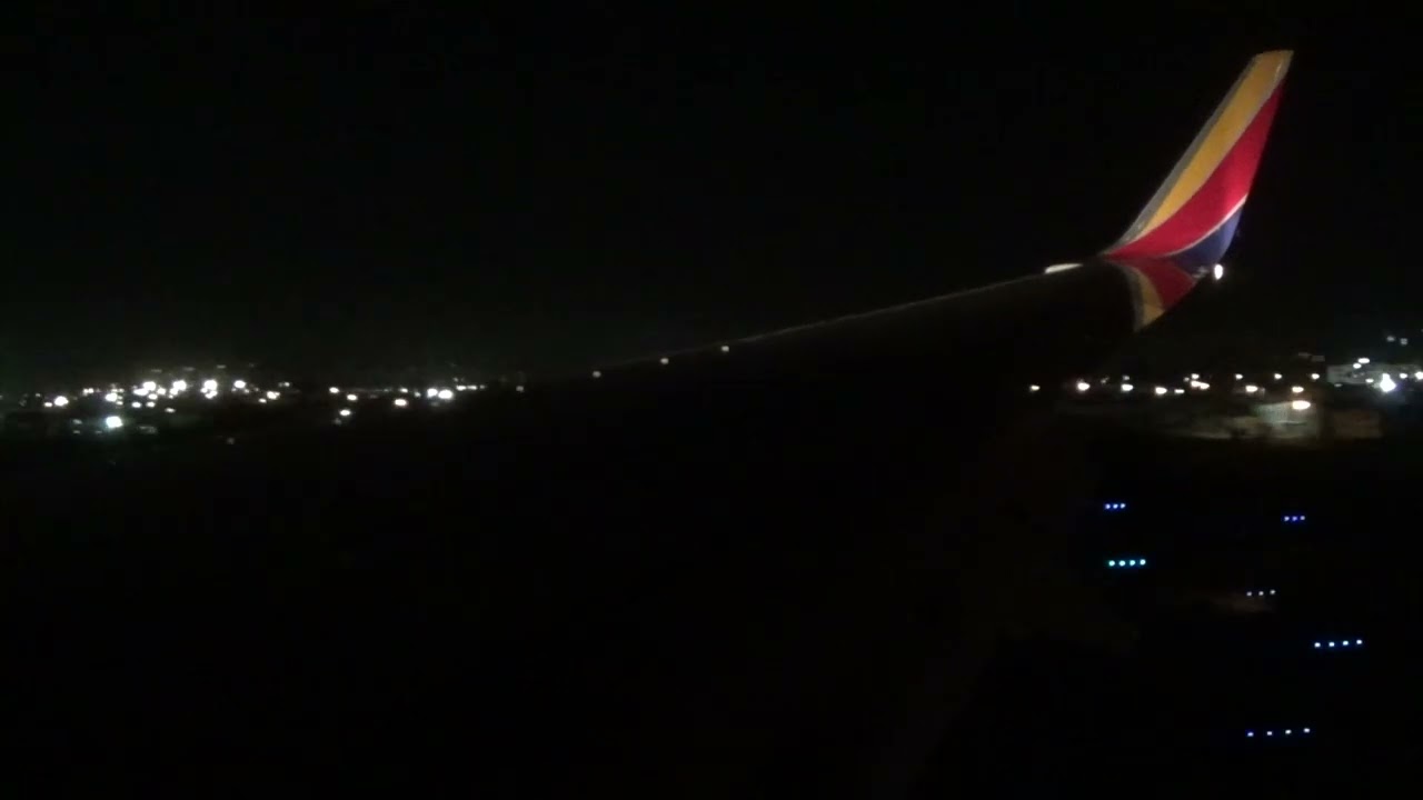 Southwest Airlines Boeing 737-700 (N923WN) Humid Late Night Landing in New Orleans