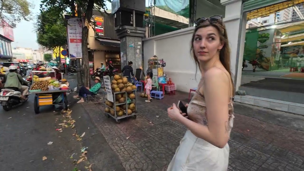 🇻🇳 Ho Chi Minh City Rush Hour Walk | 4K Chaotic Streets of Saigon | DJI Osmo Action 4 🚶‍♂️🏍️