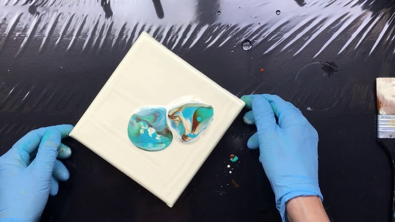 ( 740 ) Small bottle cap acrylic pour