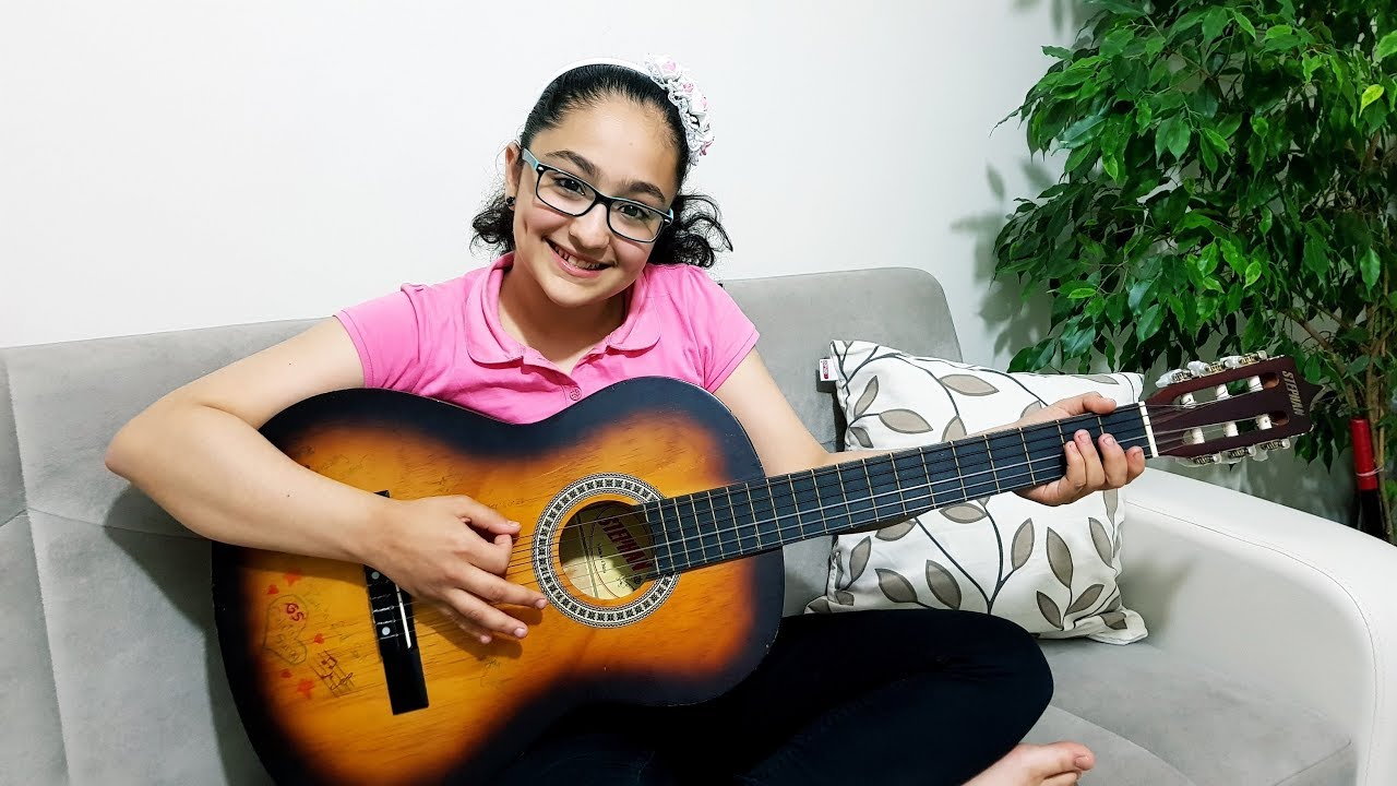 SÜHEYLA GİTAR ÇALIP ŞARKI SÖYLÜYOR - Playing guitar, singing