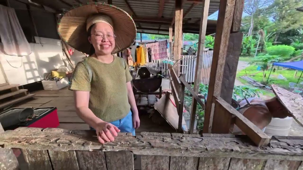 Momy Brieyson pergi ke kebun buah. Balik kampung untuk sambutan Krismas. 