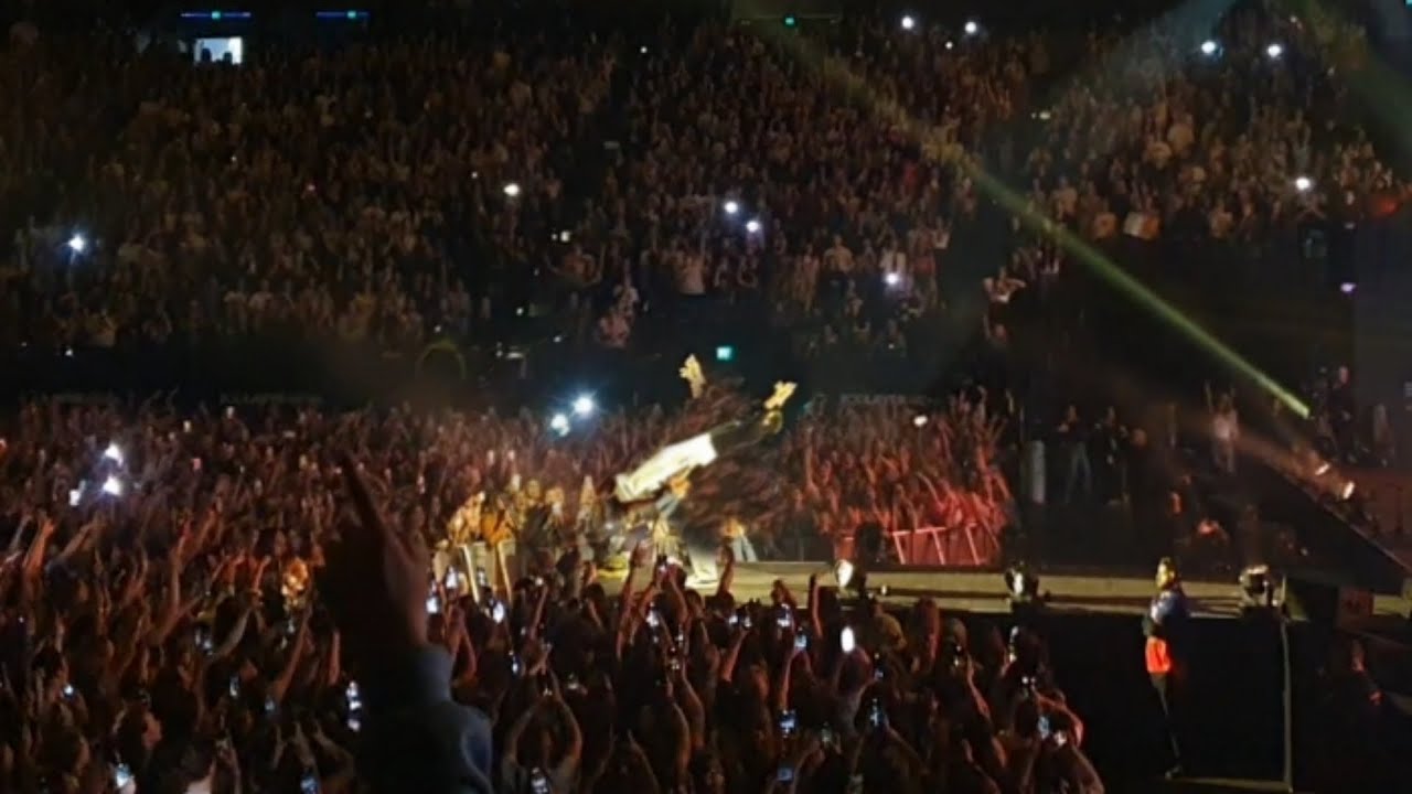 NIALL HORAN BACKFLIPS ONSTAGE (absolute clickbait)