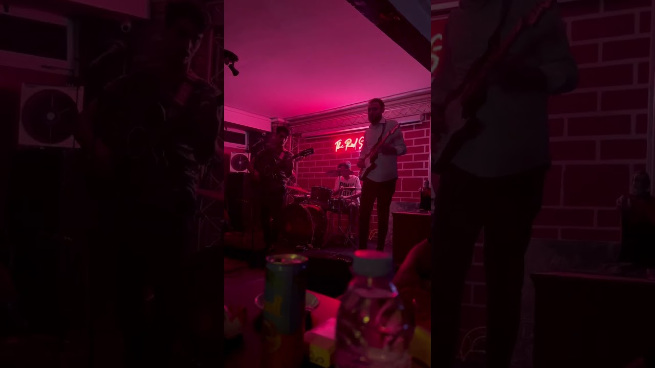Session Explosive au Red Stage : Fusion de 3 Guitaristes et un Batteur