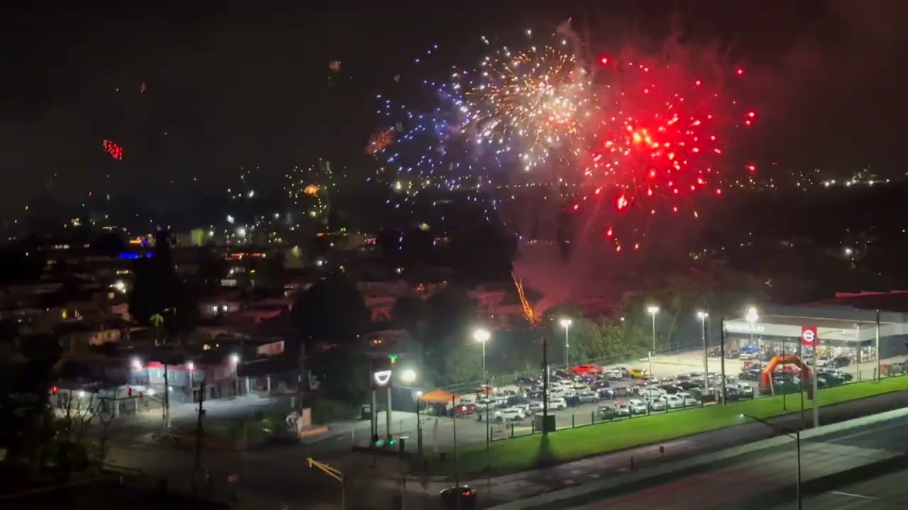 Año Nuevo 2026 en Puerto Rico 🇵🇷 | Fuegos artificiales vistos desde Caguas 🎆