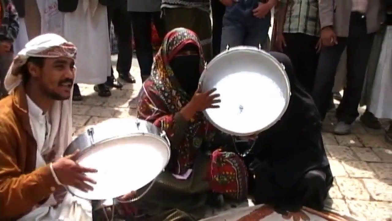 شاهد كيف يتم  كسب الرزق😱 باب اليمن صنعاء القديمة2010 😱🇾🇪❤