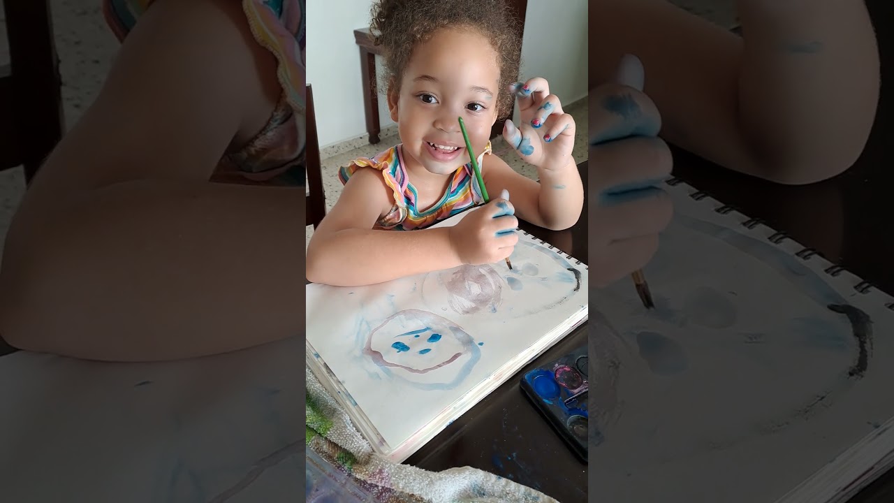 La artista de Los Fragoso pintando uno de sus cuadros