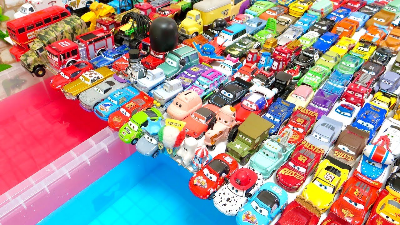 ３００種類のカーズのミニカーが大集合！赤と青の水に飛び込む♪