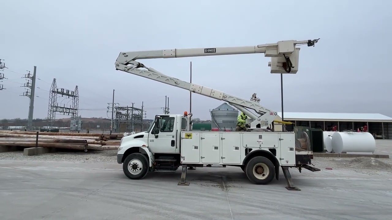 2005 IHC International 4400 Utility Boom Truck