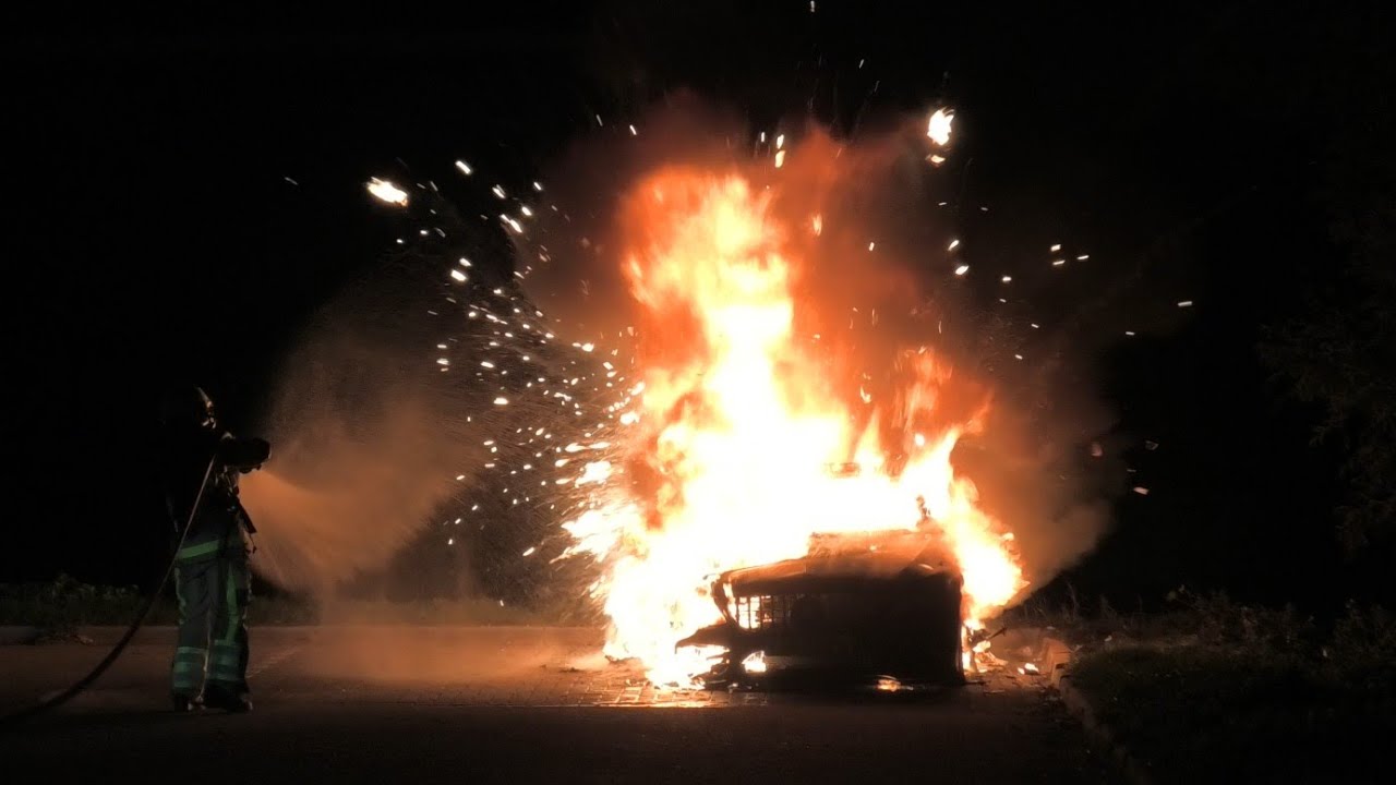 Mercedes gaat in vlammen op bij felle Autobrand op Carpoolplaats A326 in Wijchen