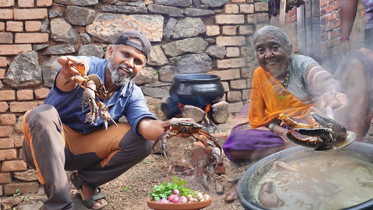 या जेवायला,आज्जीच्या  हाताचं आदिवासी पद्धतीचं गावरान खेकड्याचे कालवण... 😋😋