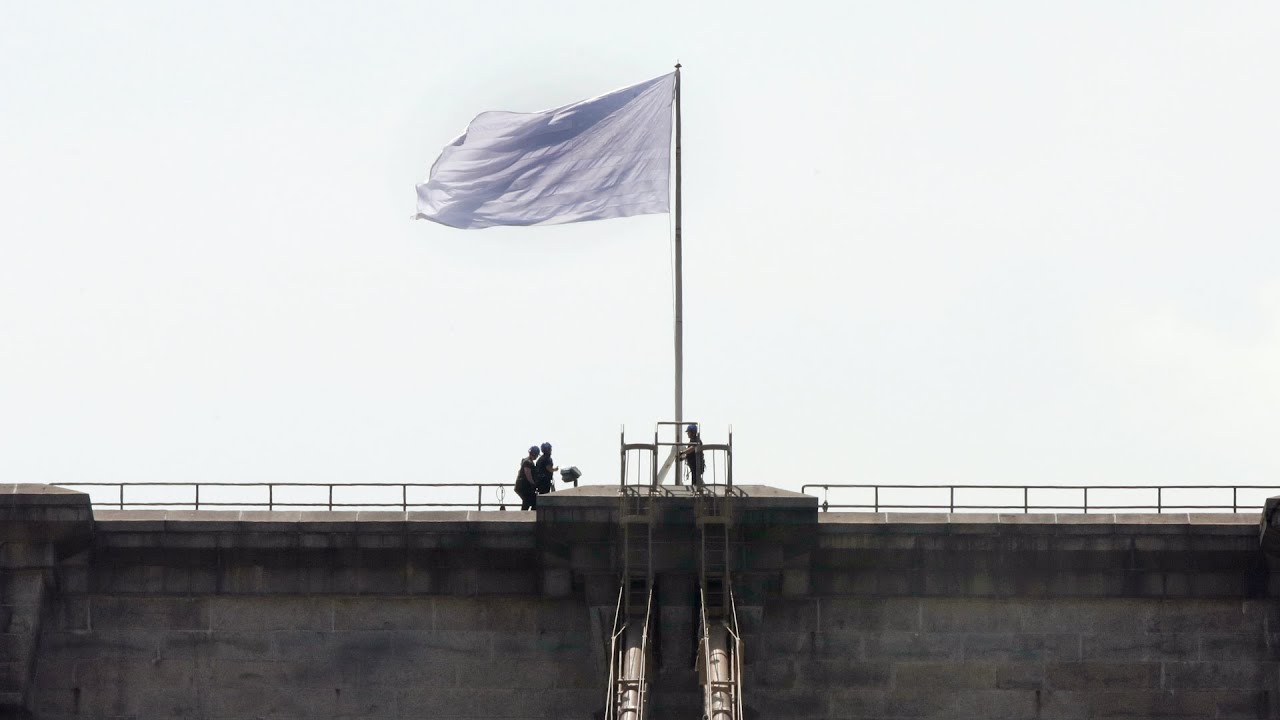 Mysterious White Flags on Brooklyn Bridge Appear
