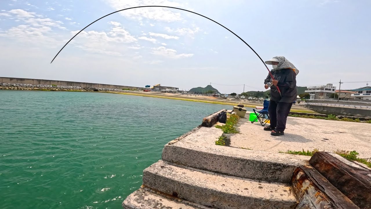釣りの達人おばーが小魚釣り中に大物を”3匹”も掛けてしまい体力の限界まで勝負する