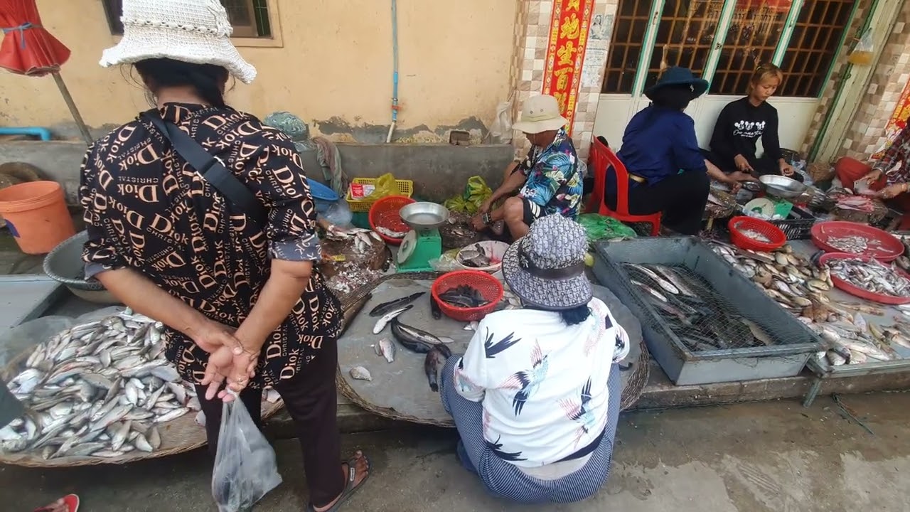 ជីវិតអ្នកលក់ដូរតាមផ្សារ នៅកម្ពុជា 🇰🇭Daily Life of Cambodian Market Sellers 