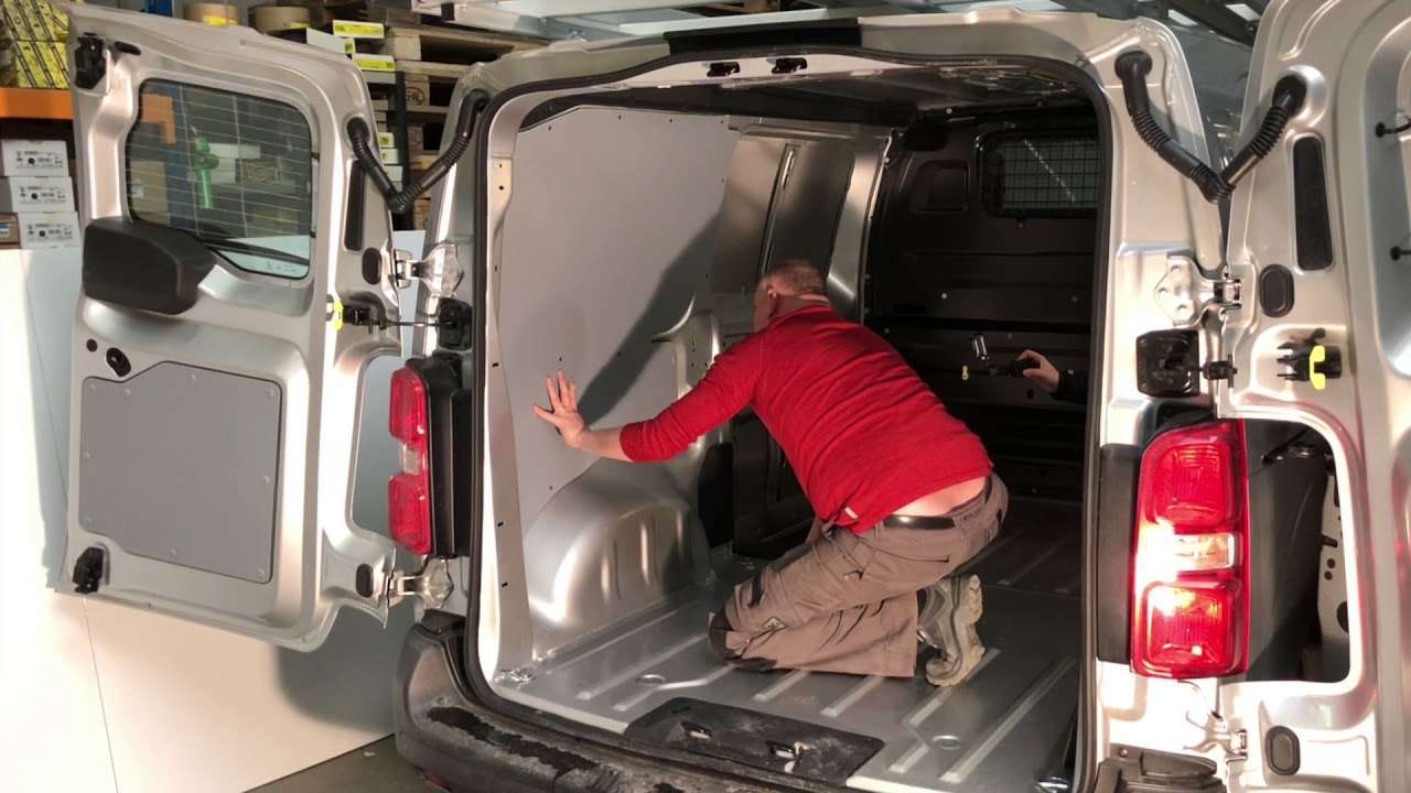 D&rsquo;installation de nos produits de protections int&eacute;rieures sur un v&eacute;hicule utilitaire