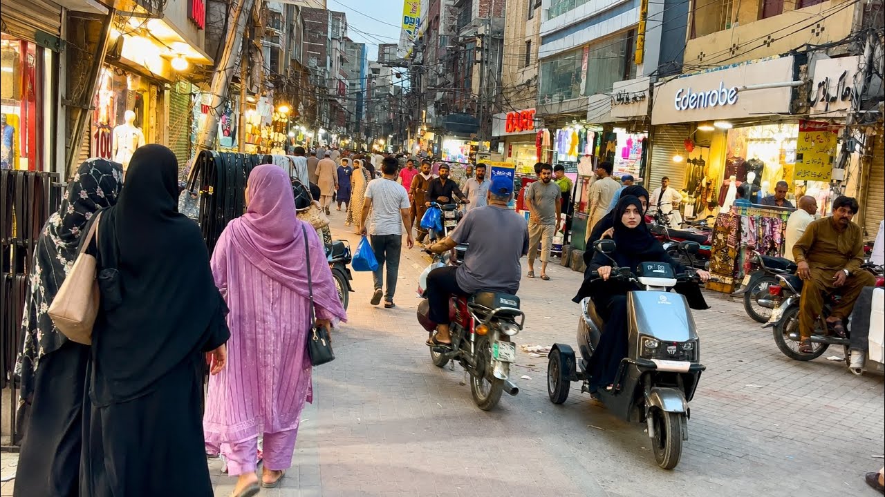 Lahore's Stunning Walk from Lohari Bazaar to Mall Road 🇵🇰 | Exploring Lahore's Oldest Bazaars in 4K