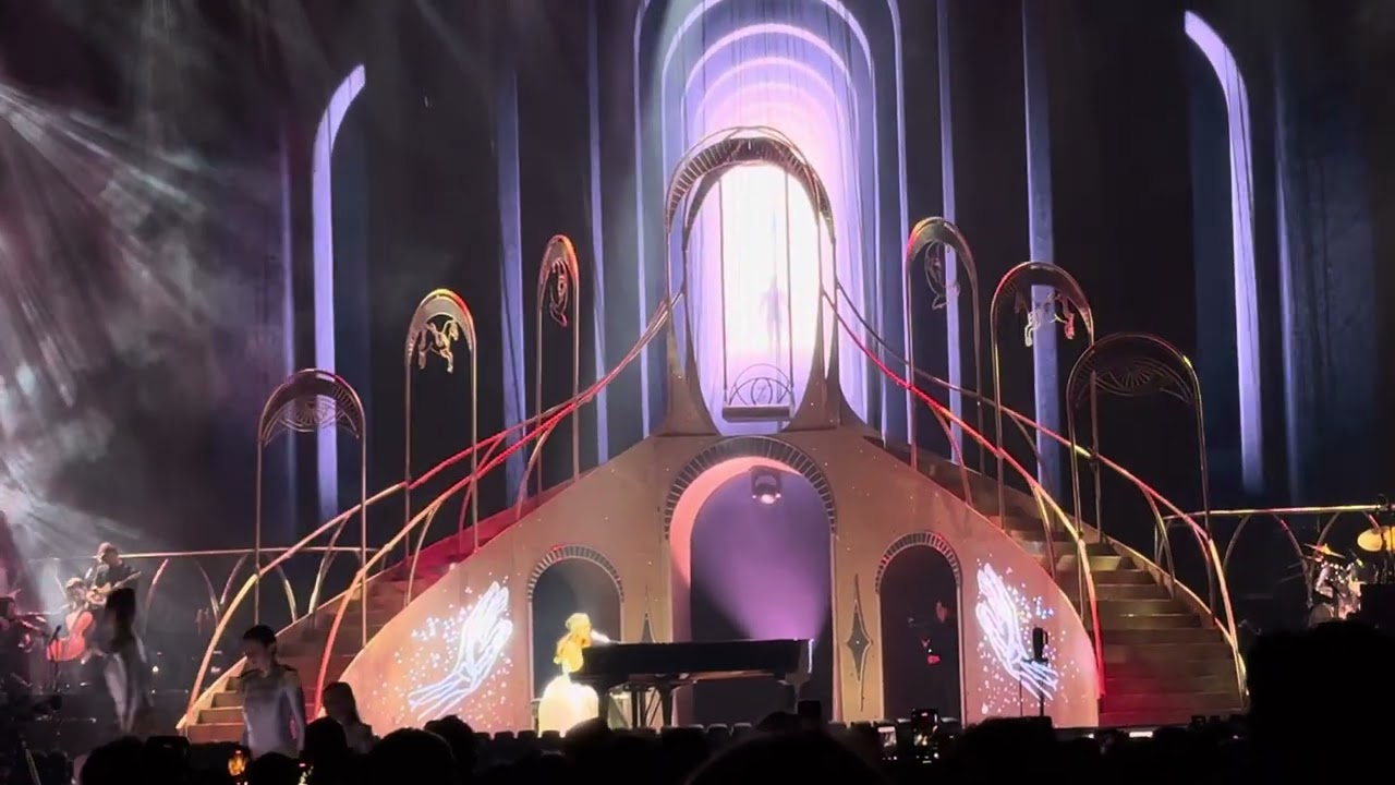 “Too Little, Too Late” Performed by Laufey, Live at Madison Square Garden (10/16/25)