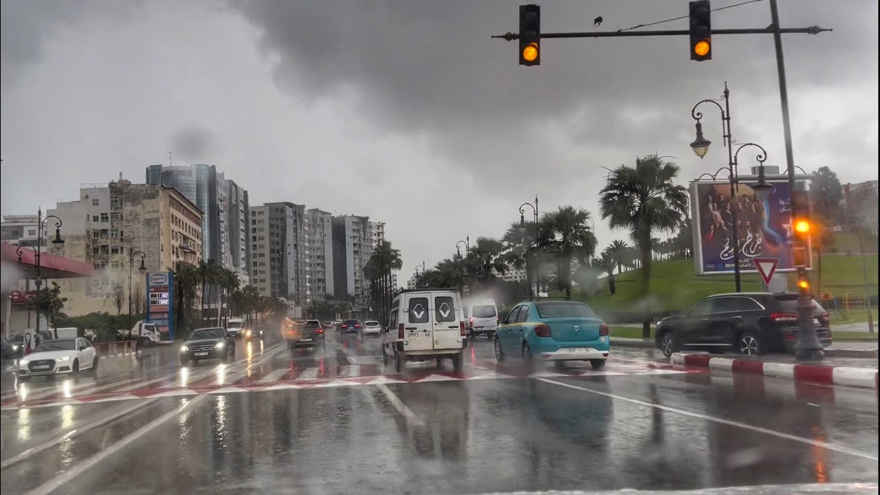 جولة في طنجة تحت الأمطار.. أجواء ساحرة في عروس الشمال! 🌧️