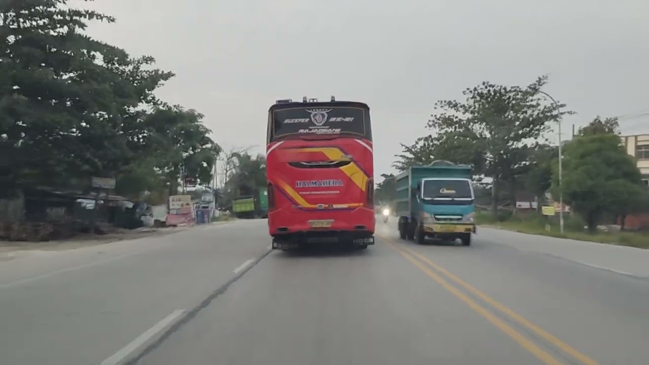 Menikmati perjalanan pagi dibelakang Bus Halmahera Sleeper SE-21.