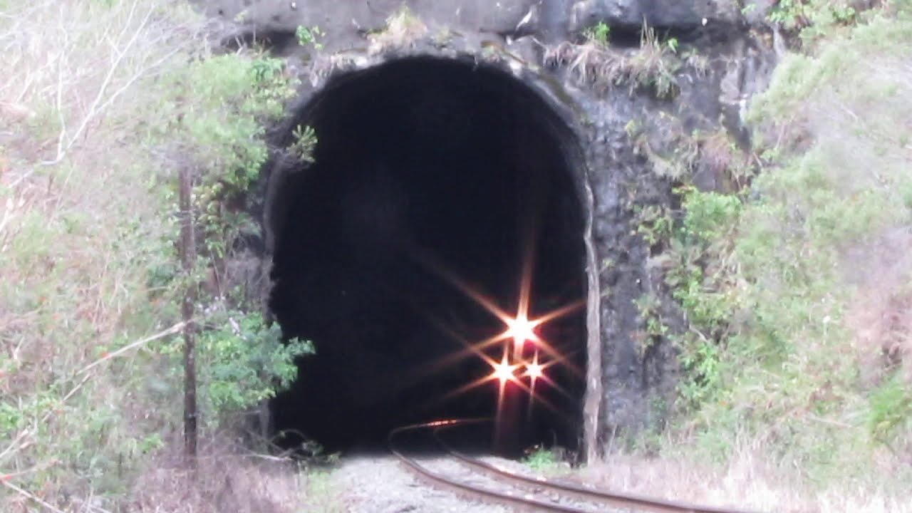 Trem vazio com uma ES43BBi #644 RUMO, saindo do Túnel do KM 499 na Serra do Cadeado