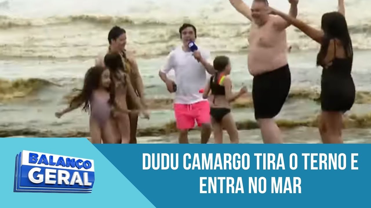Dudu Camargo tira terno e entra na água ao vivo em estreia no Balanço Geral, em Praia Grande (SP)