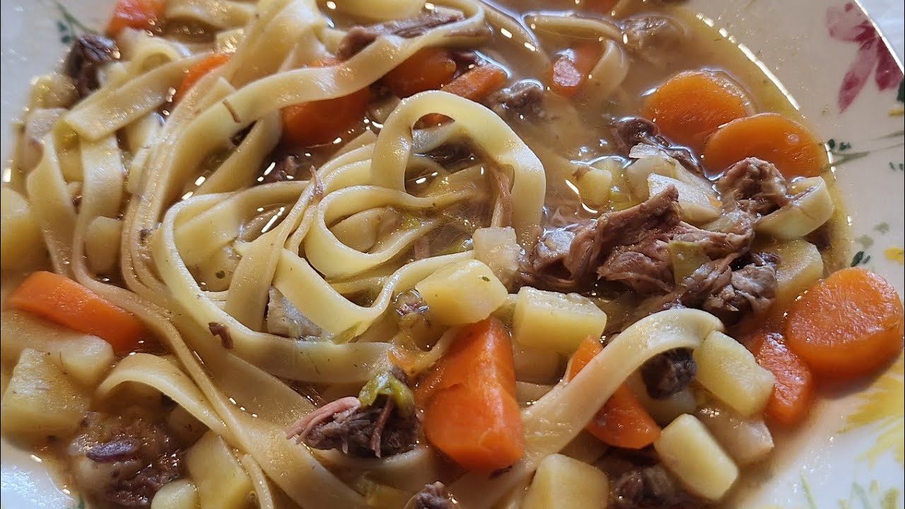 Kräftige Gemüsesuppe mit Rindfleisch und Fleischbrühe 