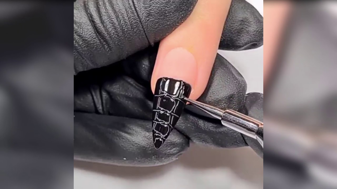 Crocodile pattern demo by @AlinaHoyoNailArtist - Ugly Duckling Nails Inc.
