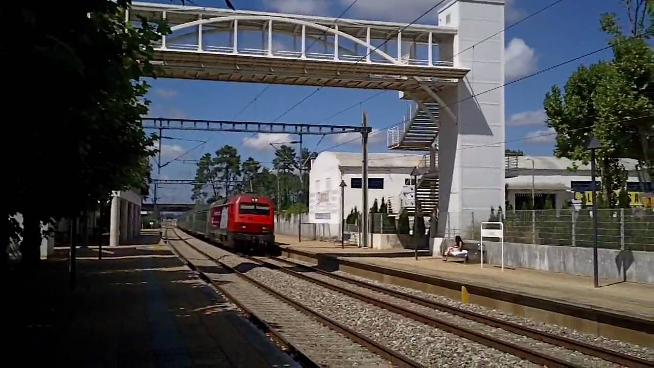 Comboio Intercidades Porto-Lisboa a passar a 200 Km/h na Esta&ccedil;&atilde;o da Curia (CMartins).