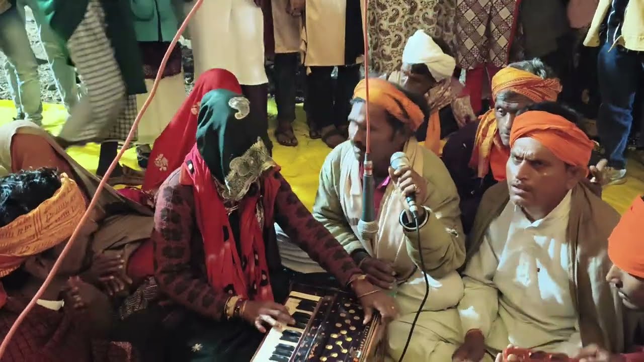मीरा बाई का भजन सुनिए। एक महिला हारमोनियम बजाकर भजन गा रही हैं 