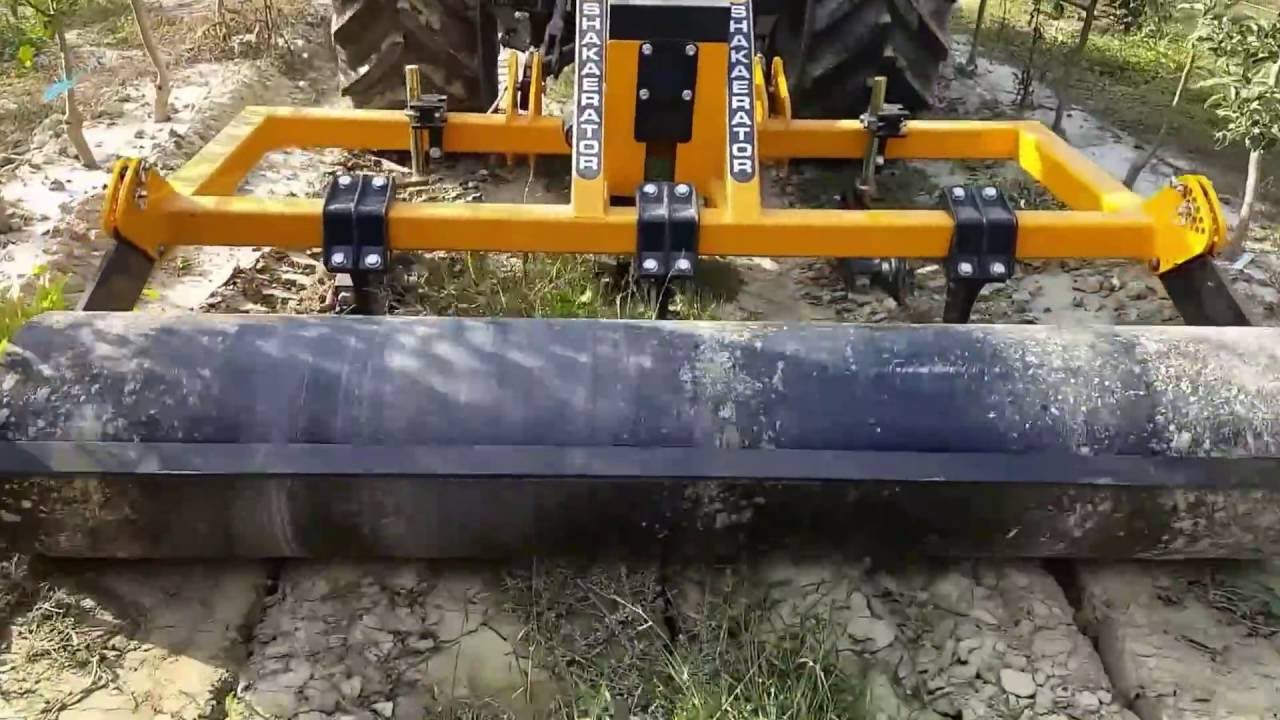 Ripuntatore vibrante Shakaerator McConnell in vigna e frutteto