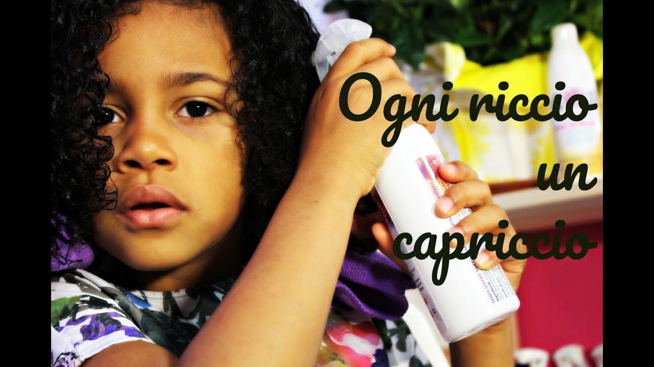 Come curare i capelli ricci e afro dei bambini