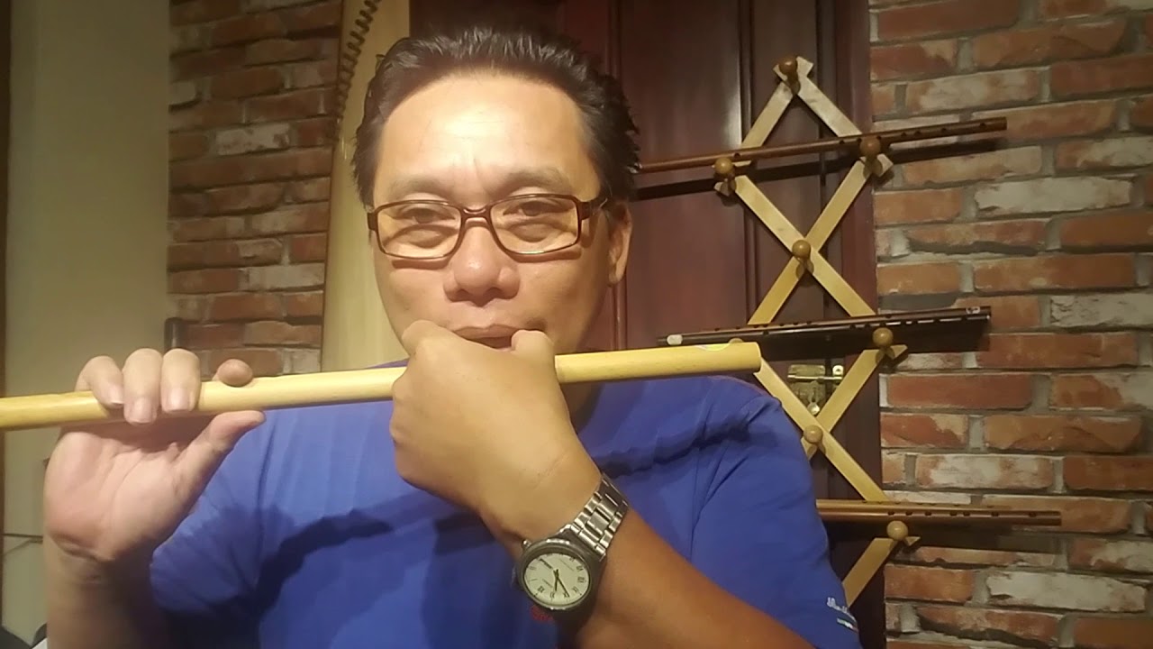 Mẹo định vị môi với lỗ thổi sáo.