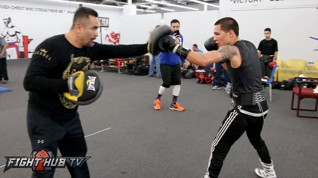 Oscar Valdez looking like a beast on the mitts showing power and speed!