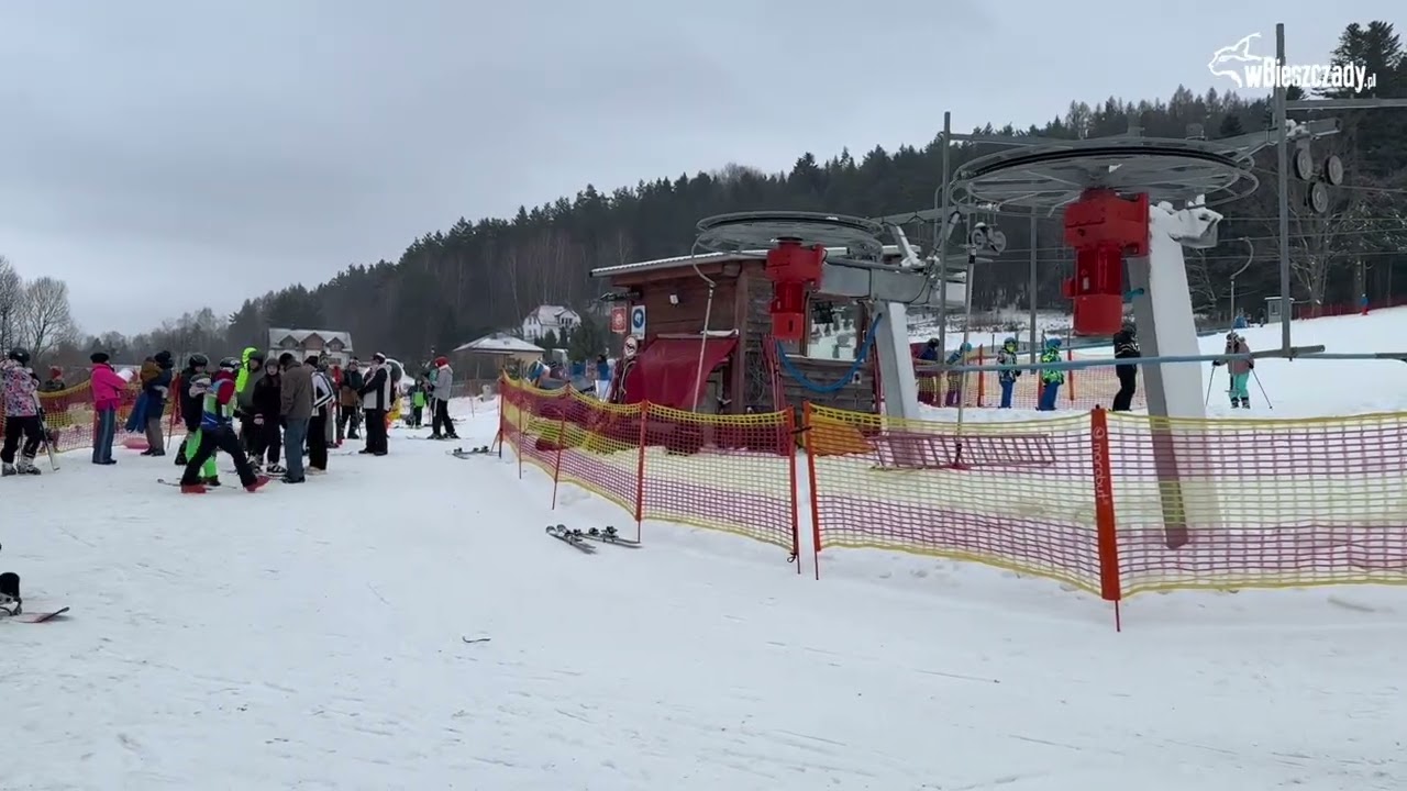 Narciarze korzystają z ośrodka narciarskiego w Ustrzykach Dolnych