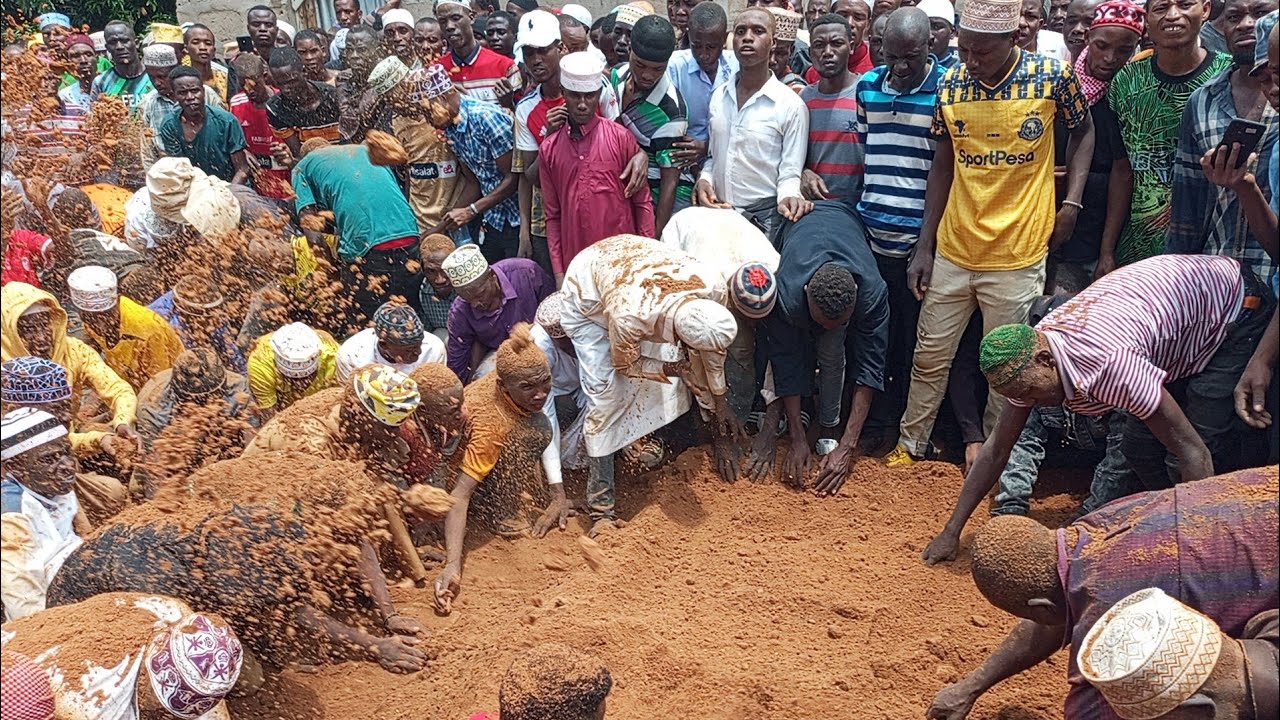 HALI ILIVYO MAZISHI YA SHEIKH BASHIRU SAFYA KINYASI KONDOA SHARIFU AMWAGA MACHOZI WAFUKIA KWA MKONO