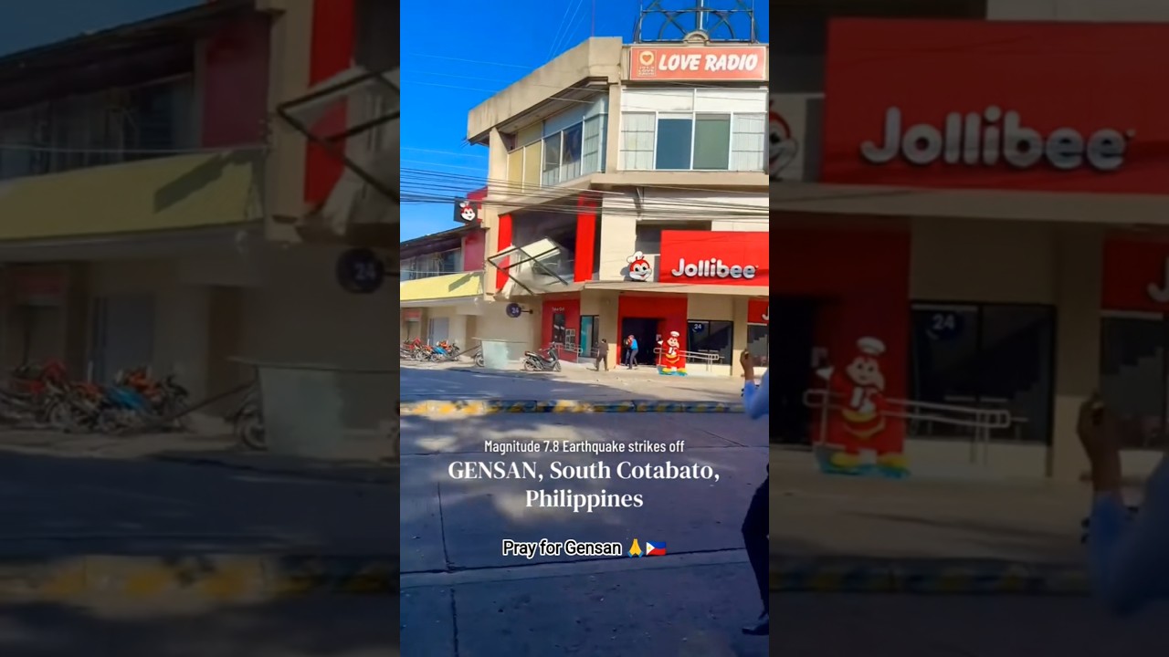 Jollibee crew evacuated the building after the Magnitude 7.8 earthquake strikes #philippines