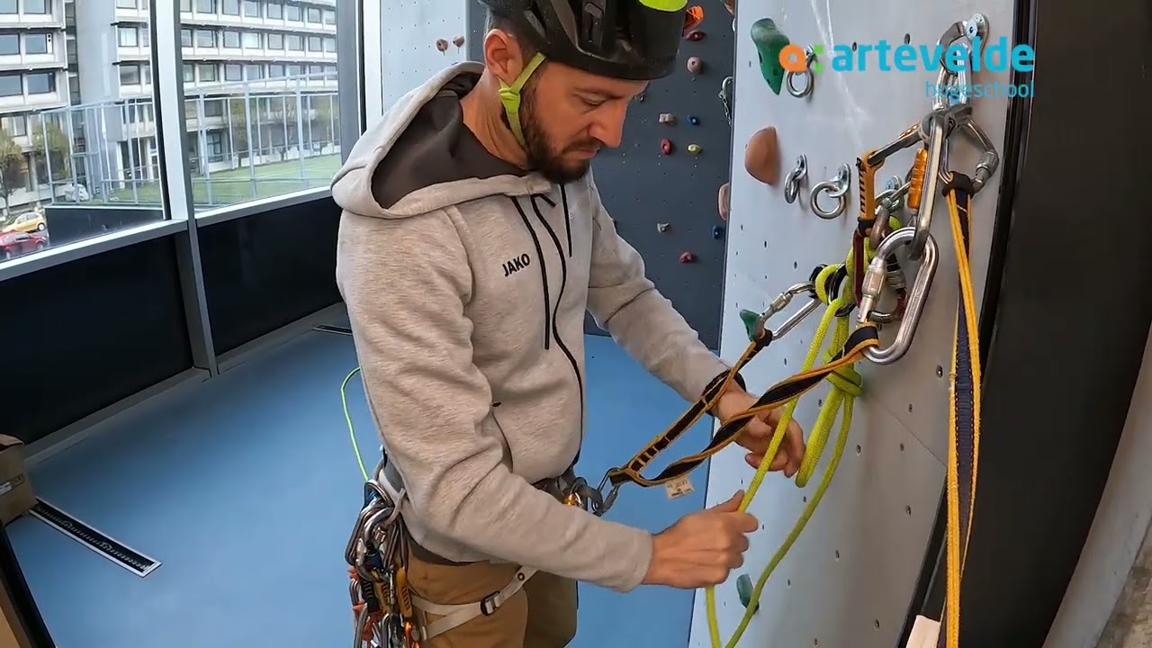 afdalen met zelfzekering op machardknoop