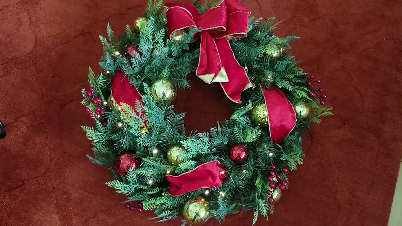 Hampstead Pre-Lit Wreath with Timer Model 22GR60006