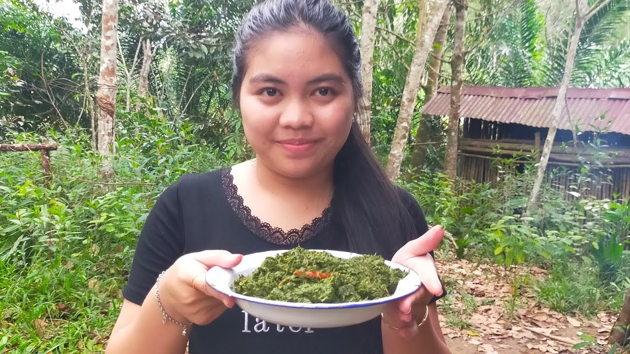 Dini Gadis Dayak masak Daun Ubi tumbuk