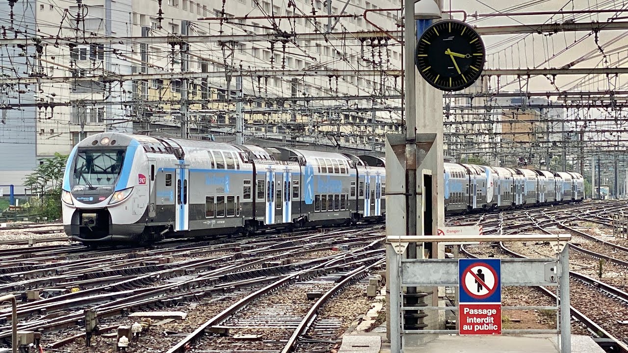 Des trains en gare de Paris Montparnasse 
