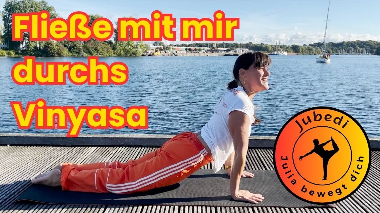Yoga Vinyasa Flow &ndash; flie&szlig;end durch Cobra & herabschauenden Hund | Jubedi