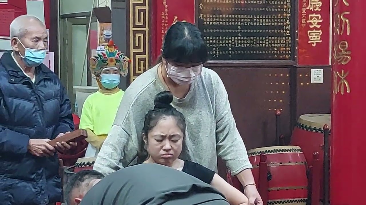 澎湖馬公市石泉里朱王廟 逢星期五註生娘娘請壇替信徒消災解厄之際 實錄太子爺退駕之神威 神明代言人其角色也是該神明欽點 神聖不可欺啊 令人敬畏呢！111.12.23約晚上八點恭錄 感恩註生娘娘化解災厄🙏