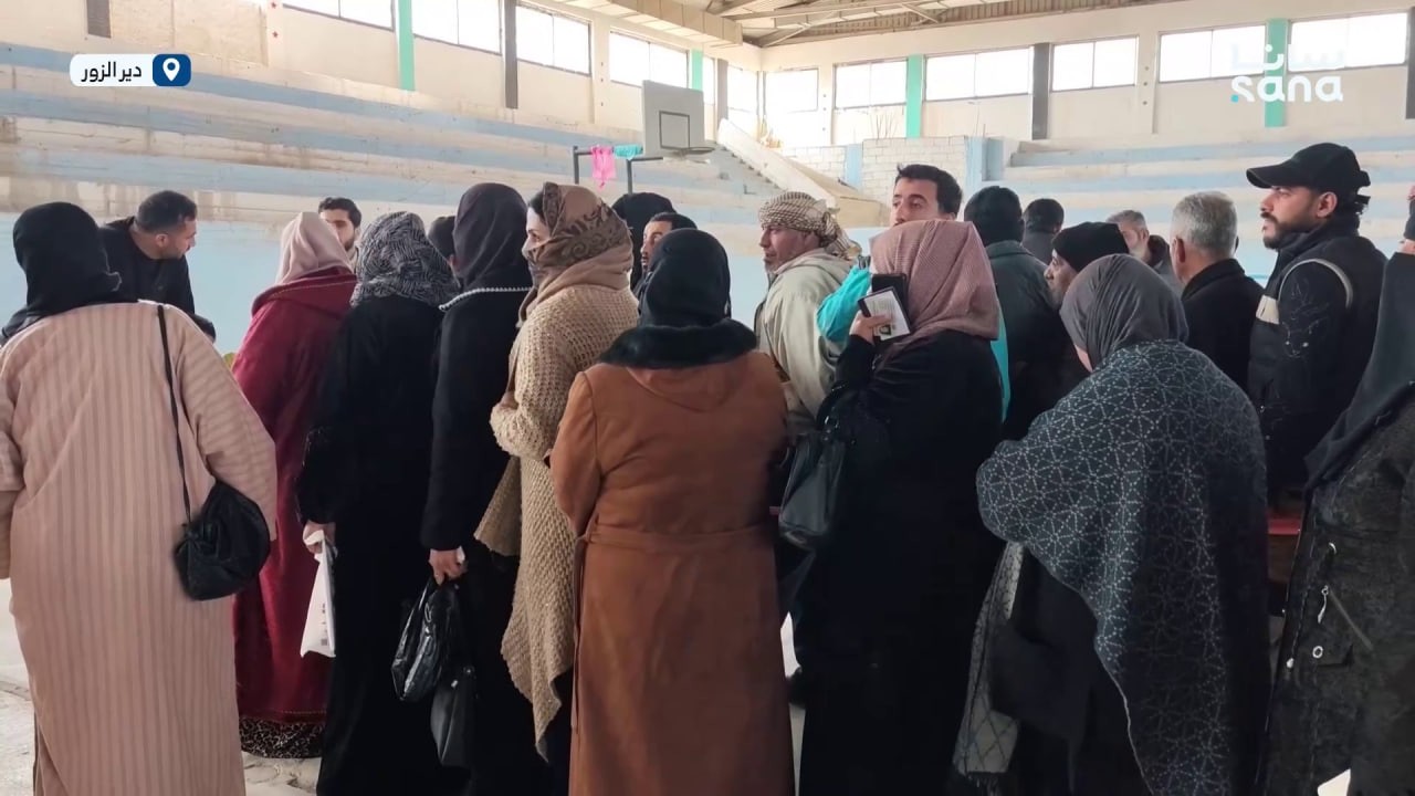 توزيع مبالغ مالية كبدل تدفئة على عدد من أهالي أحياء الحميدية والشيخ ياسين في دير الزور