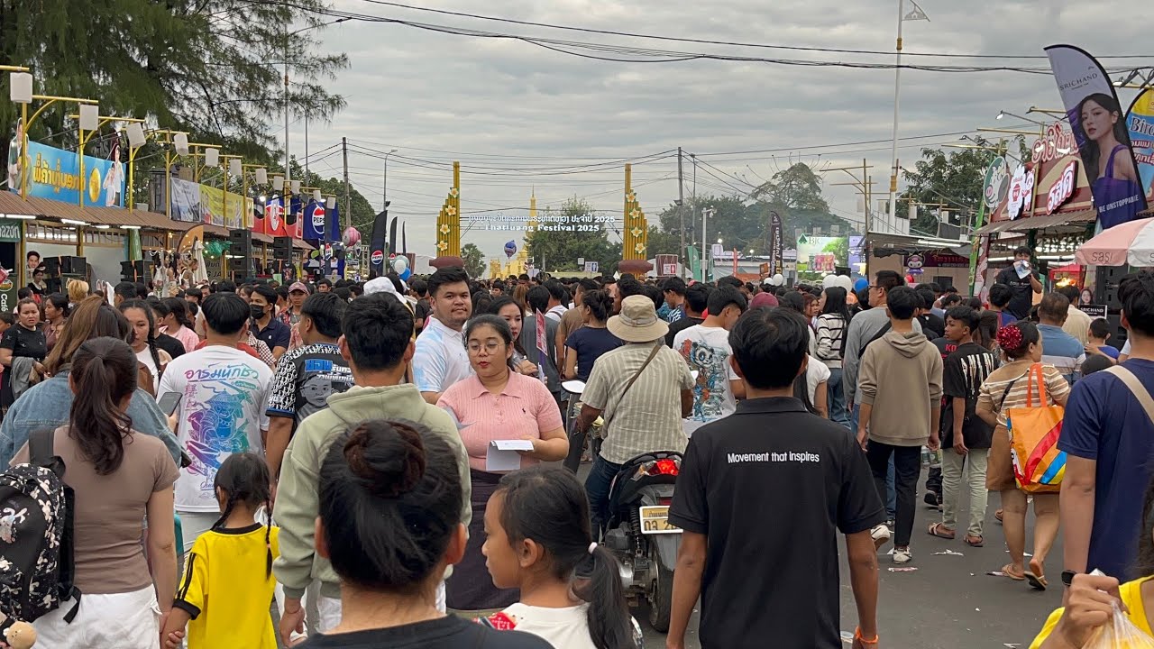 เที่ยวลาว งานบุญพระธาตุหลวงเวียงจันทน์  สุดท้ายวันนี้ คนหลายสุดๆ Vientiane Laos 2025 