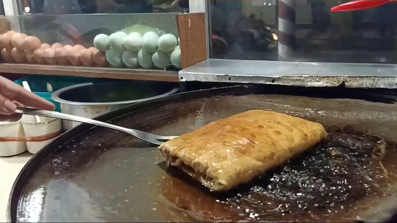 Proses pembuatan martabak telor spesial.