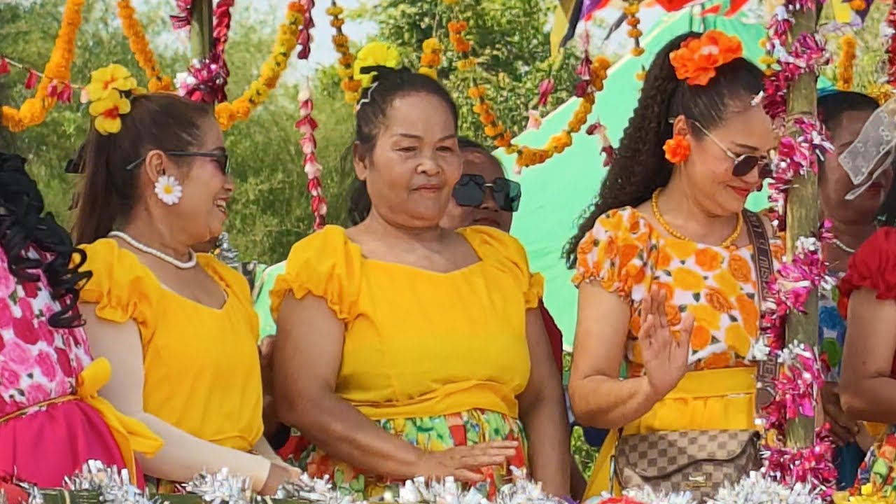 รำวงย้อนยุค สีสันสดใส บุญบ้านฮา ม่วนกุ๊บ ขบวนแห่งานตักบาตรข้าวจี่โคกศรีสุพรรณ #รำวงย้อนยุค #ม่วนๆ