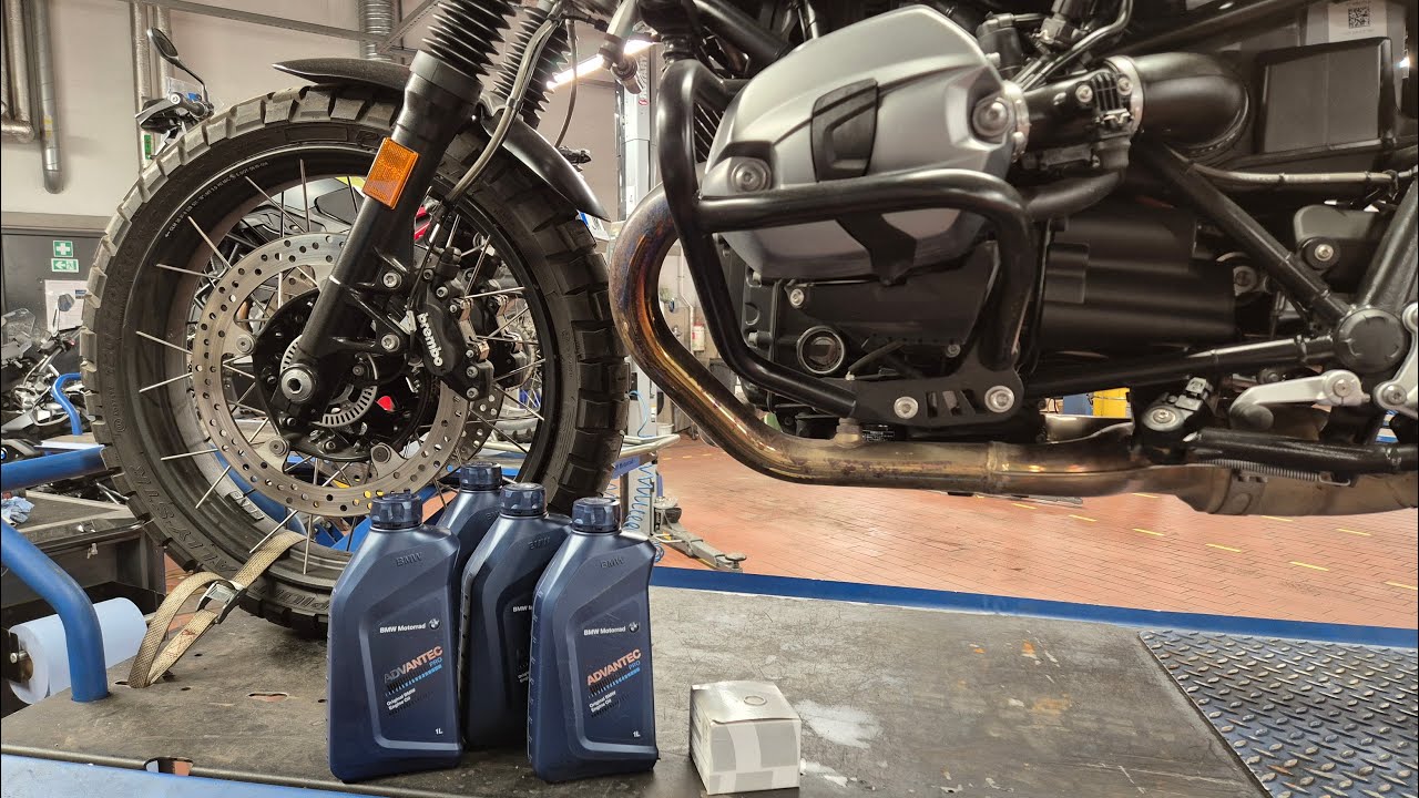 BMW R NineT Engine oil change